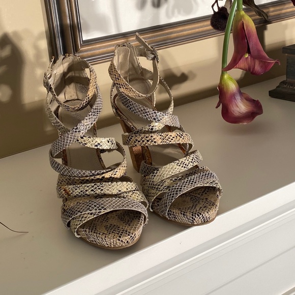 🌻🌻🌻SOLD🌻 COLE STRAPPY HEELS🌻🌻🌻 - Picture 2 of 8